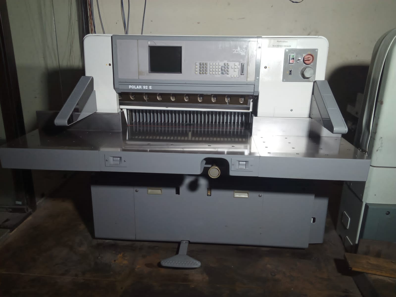 Used Polar 92 cutting machines 